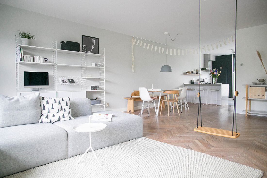 Moderner offener Wohnraum im Skandinavischen Stil mit Schaukel