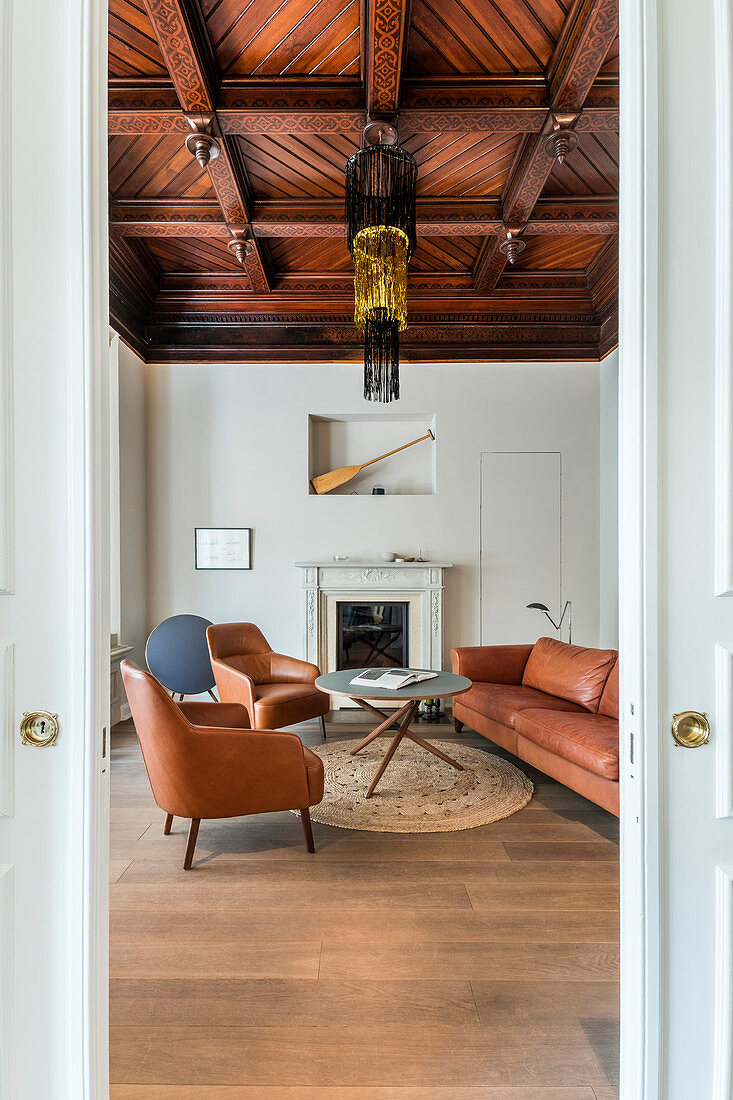 Polstermöbel aus Leder im Wohnzimmer mit alter Holzdecke