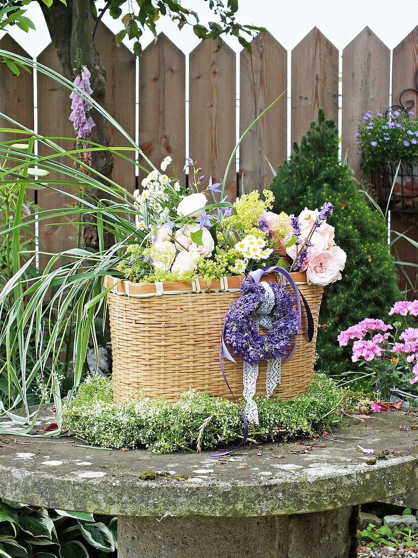 Korb mit Lavendelkranz und Sommerstrauß aus Rosen, Gräsern und Lavendelblüten