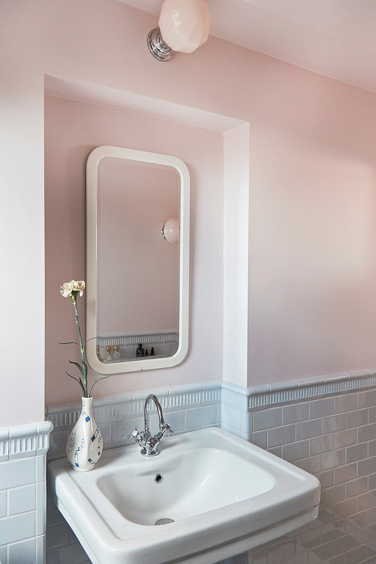 Spiegel in der Nische überm Waschbecken im klassischen Bad