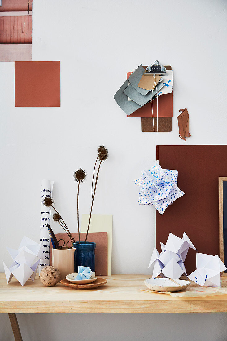 Schreibtisch mit Origami dekoriert
