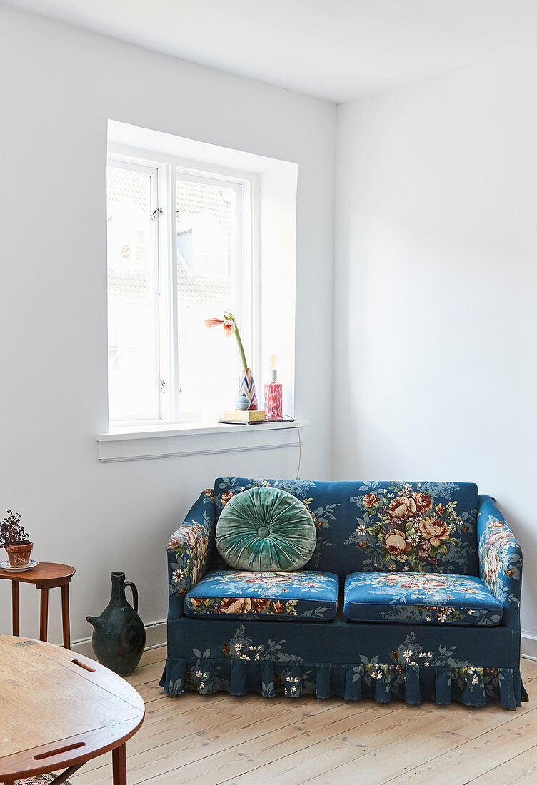 Nostalgisches blaues Zweisitzer-Sofa mit Blumenmotiv