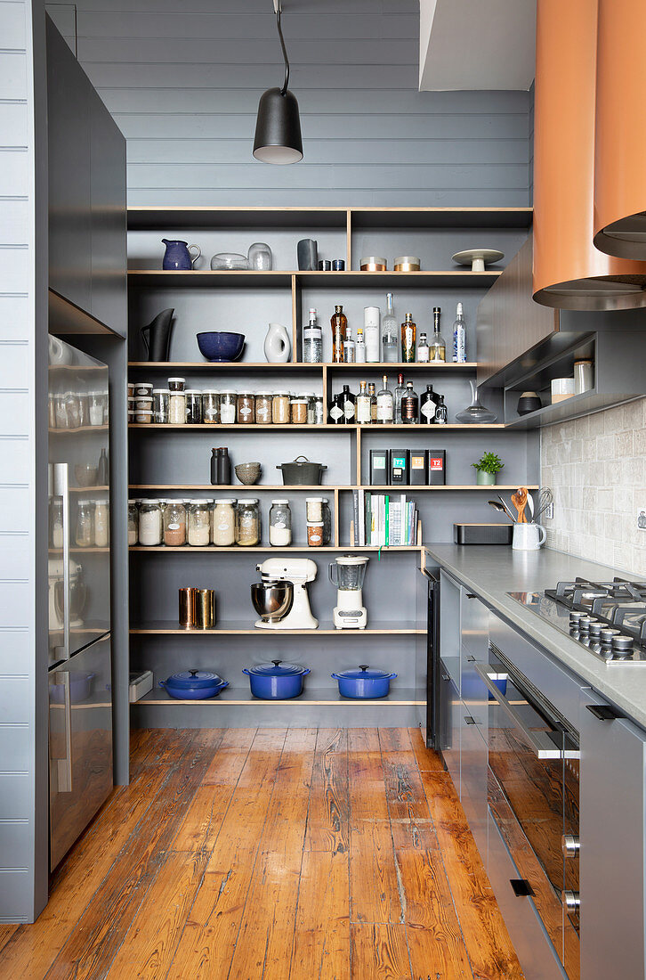 Vorratsregal in Grau in der maskulinen Küche mit Holzboden
