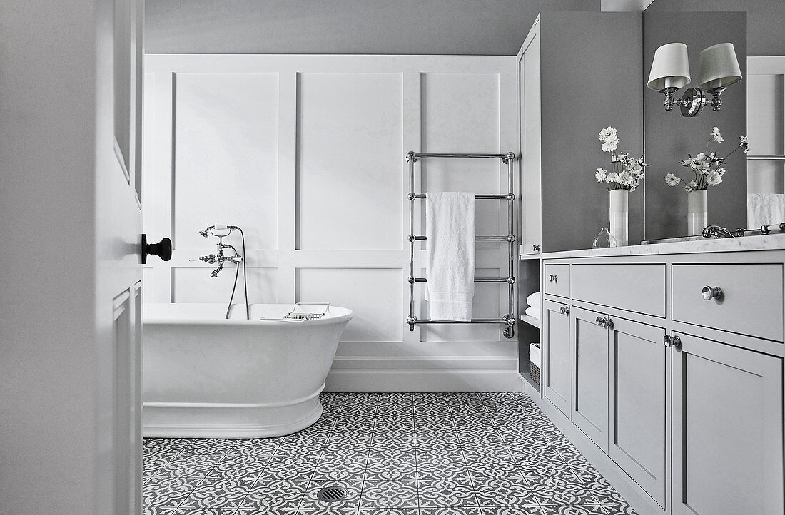 Luxuriöses Bad in Weiß und Grau mit Kassettenwand und Musterfliesen