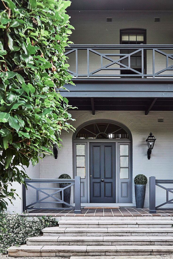 Klassische Villa mit Veranda, Kassettentür und grauen Details