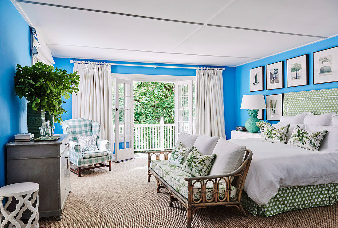 Schlafzimmer in Blau, Weiß und Grün mit floraler Dekoration