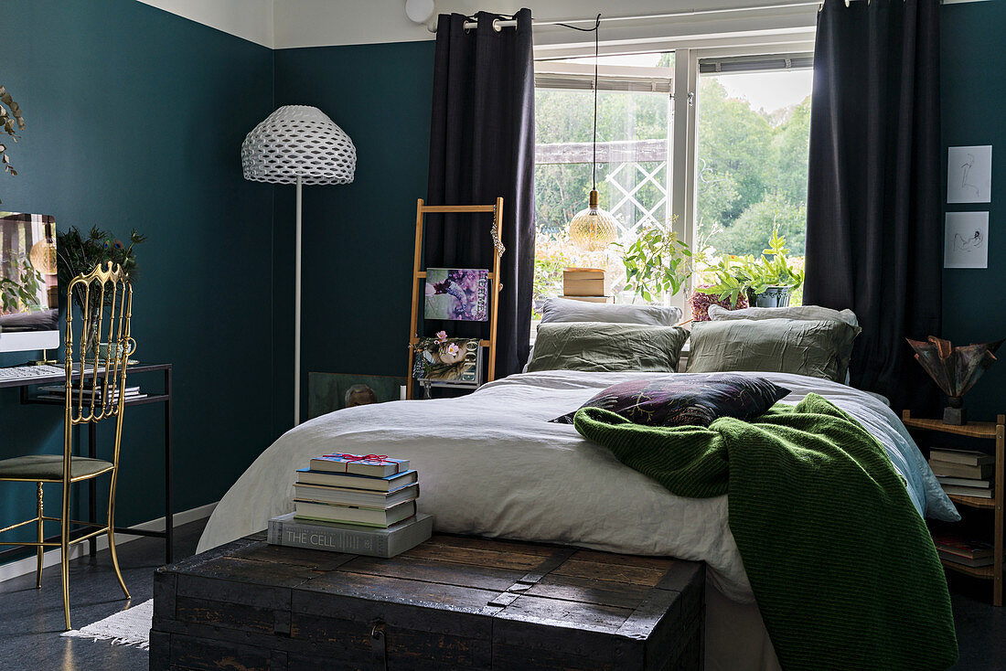 Mystische Farben im Schlafzimmer mit dunkelblauen Wänden