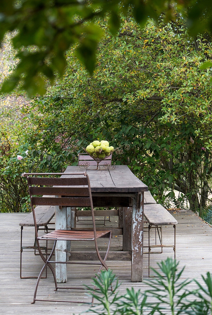 Alte Gartenmöbel auf der Terrasse mit Holzplanken
