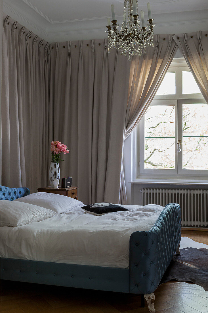 Klassisches Schlafzimmer mit Wandbehang und Vorhängen