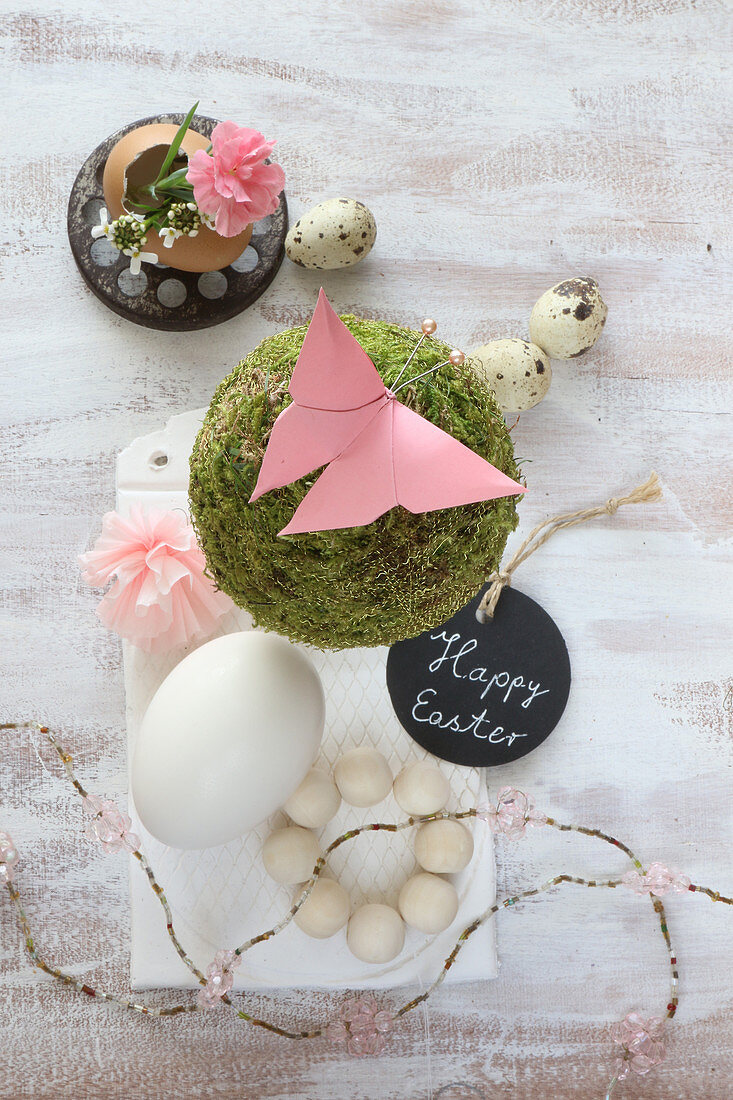Romantische Frühlingsdeko in Naturtönen und Rosa mit Moos-Ei