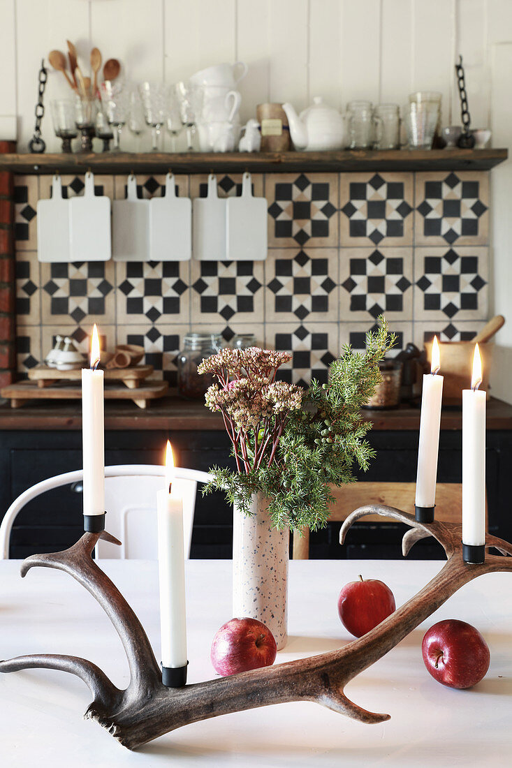 Kerzenhalter aus Geweih auf dem Esstisch in rustikaler Küche