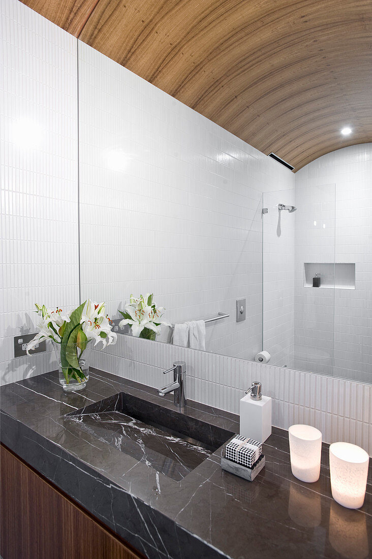 Waschtisch in Marmorausführung in elegantem Badezimmer mit Deckengewölbe