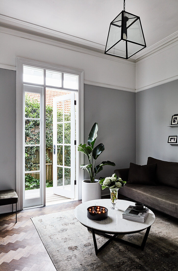 Zweifarbige Wand im eleganten Wohnzimmer in Grautönen