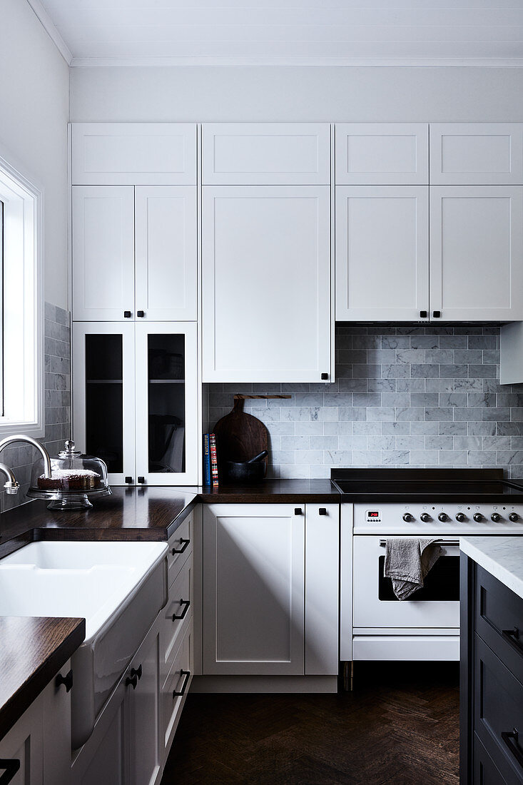 Klassische weiße Küche mit Kassettenfronten und hoher Decke