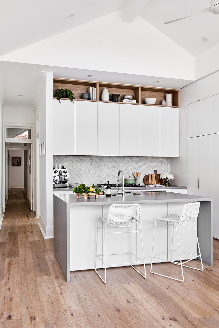 Offene Küche in Weiß mit Kücheninsel und hoher Decke