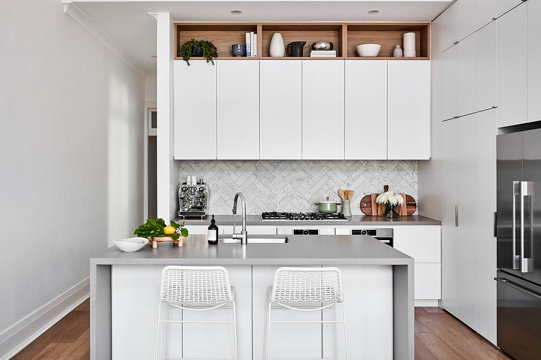 Offene Küche in Weiß mit Kücheninsel und hoher Decke