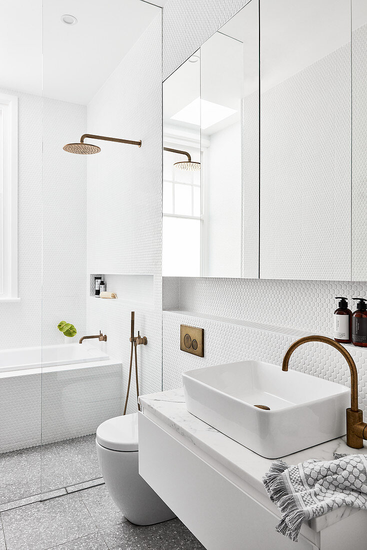 Modernes Bad in Weiß mit Glaswand zwischen Toilette und Dusche