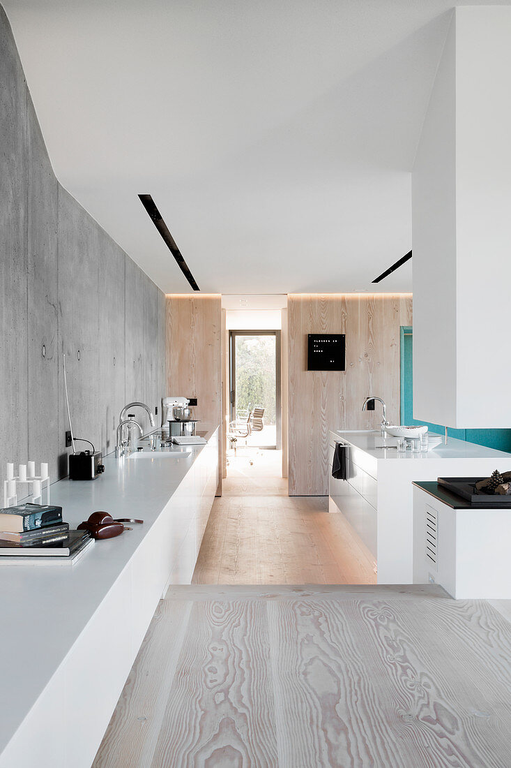 Sideboard in die offene Küche auf tieferer Ebene im Architektenhaus
