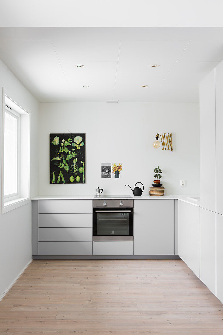 Botanisches Poster in minimalistischer Küche in Weiß