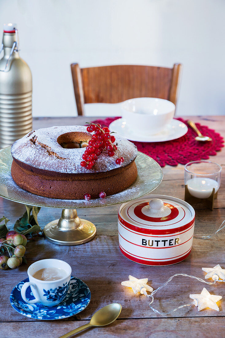 Kranzkuchen und Butterfass auf weihnachtlich gedeckterm Tisch