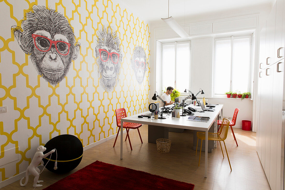 Dekorative Tapete mit Affenmotiven in Büroraum
