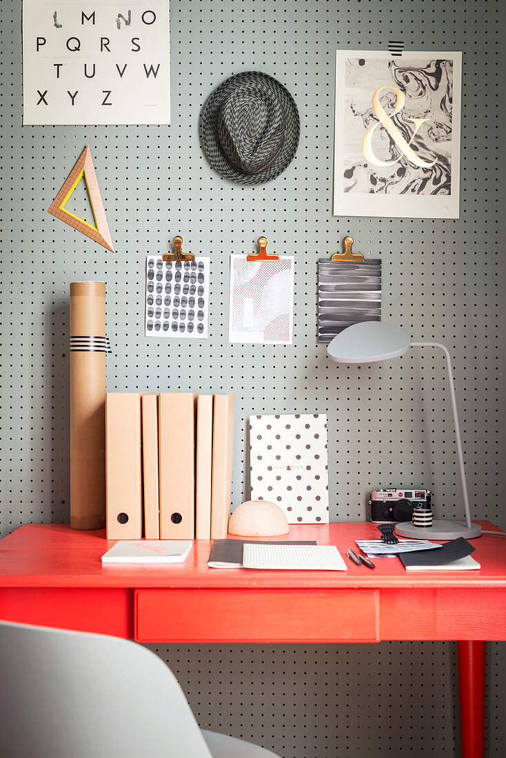 Schreibtisch fürs Home Office mit DIY-Holzpaneel als Notizwand