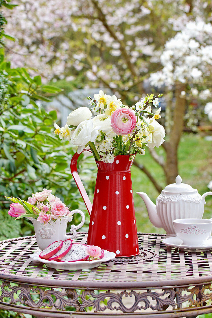 Frühlingsstrauß mit Ranunkeln, Narzissen und Blütenzweigen in Blechkanne, Mini-Strauß aus Rosenblüten und Tulpe in Sahnekännchen