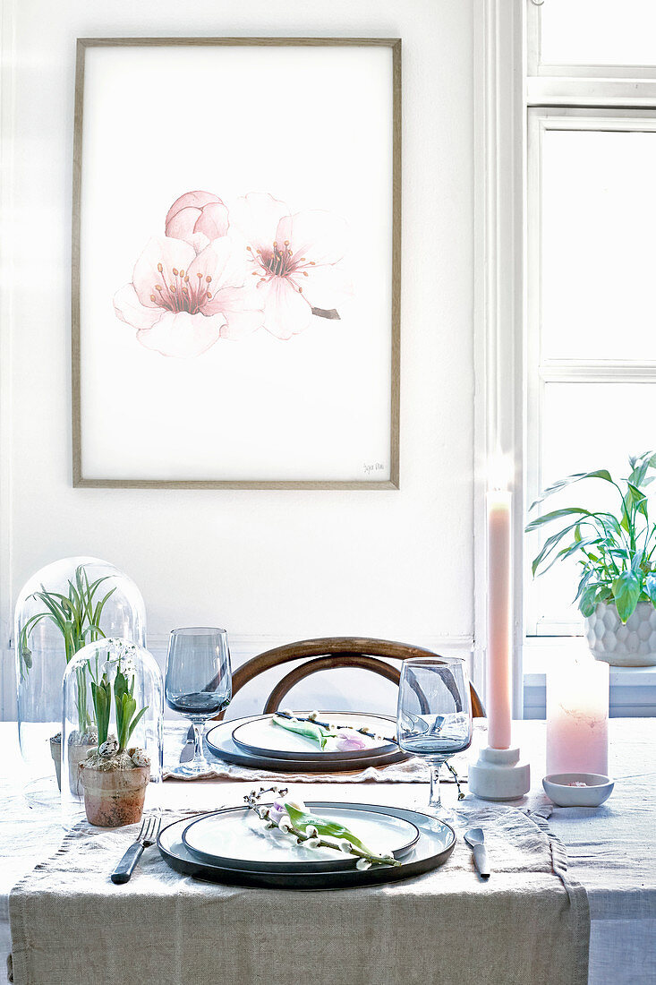 Blumenbild überm gedeckten Tisch mit Frühlingsdeko in Pastell