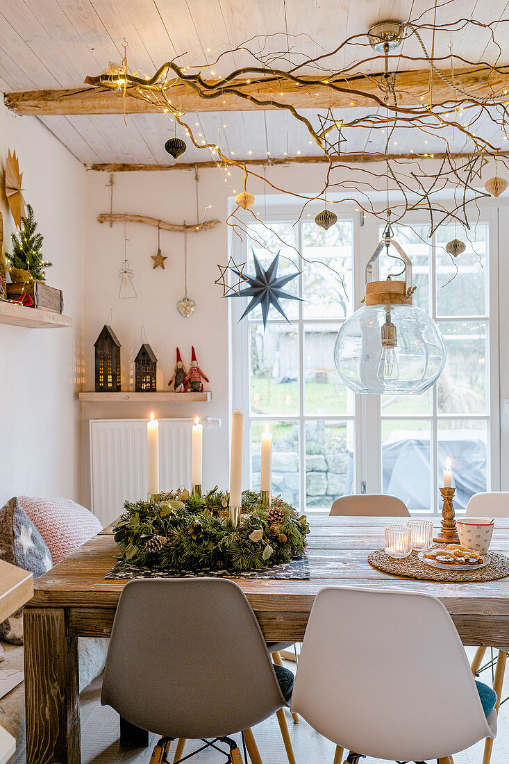 Adventskranz auf dem Holztisch im weihnachtlich dekorierten Esszimmer
