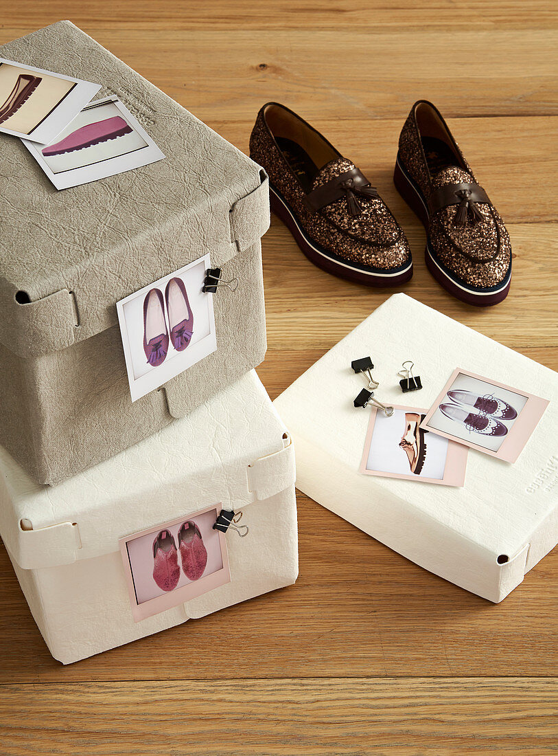 Schuhboxen mit angehefteten Fotos Ordnungs- und Aufbewahrungsidee