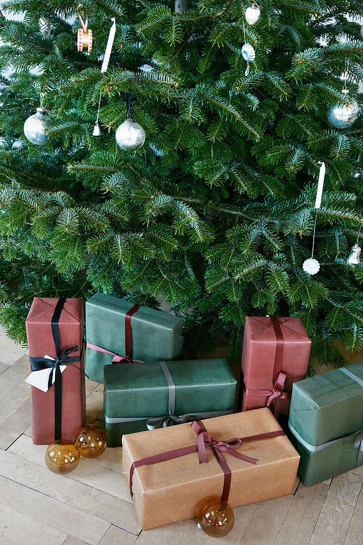 Verpackte Geschenke unter geschmückterm Weihnachtsbaum