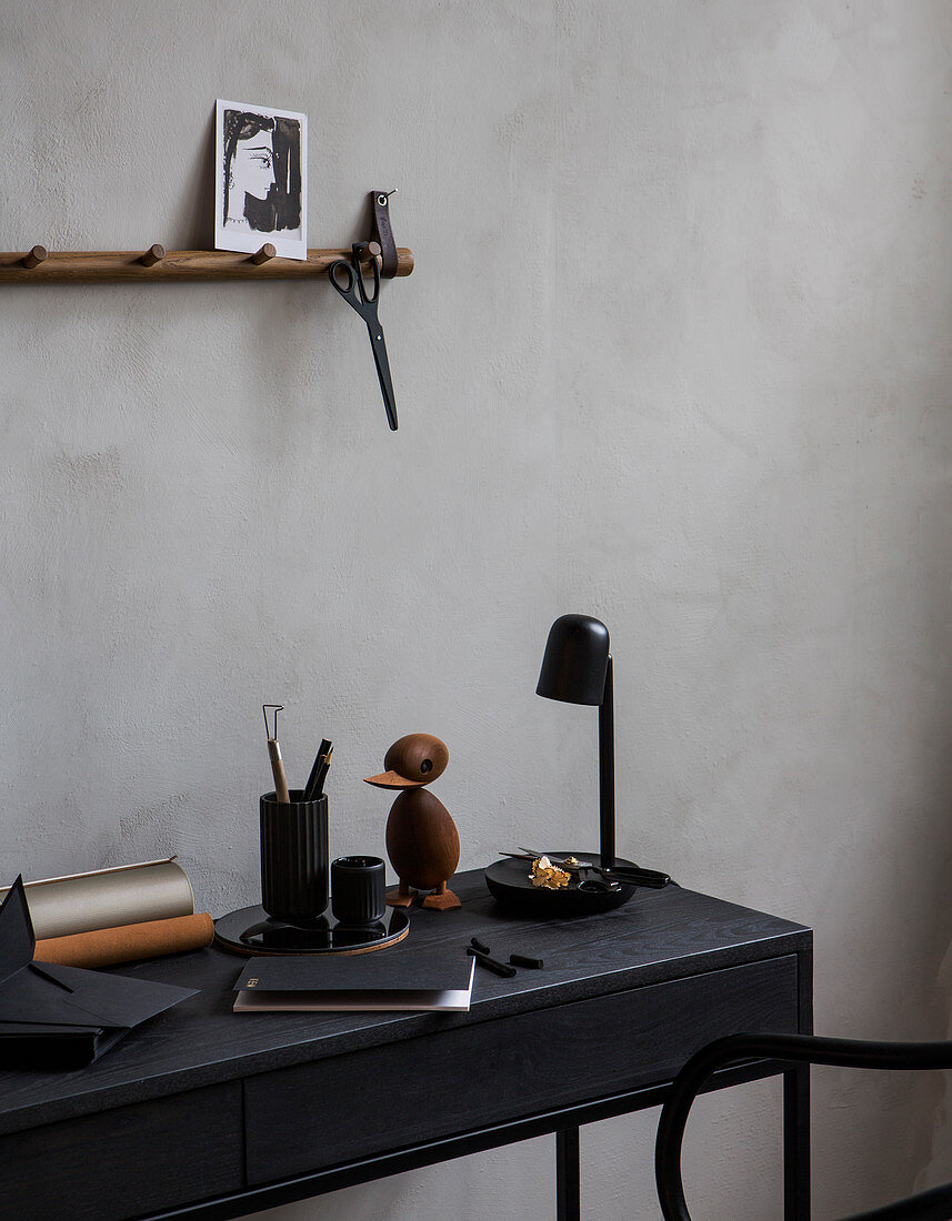 Schwarzer Schreibtisch mit maskuliner Vintage-Deko