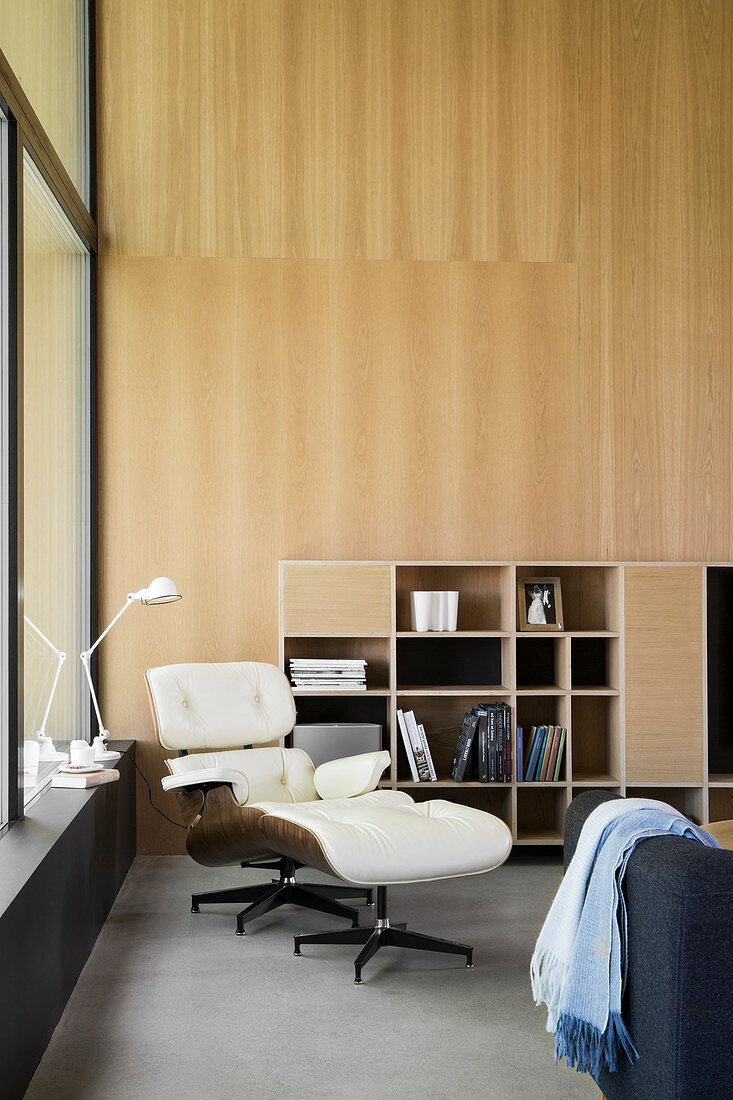 Designersessel im modernen Wohnzimmer mit Holzverkleidung