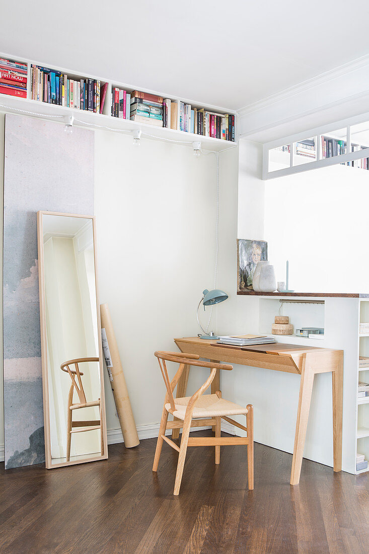 Schreibtisch und Designerstuhl im offenen Home-Office