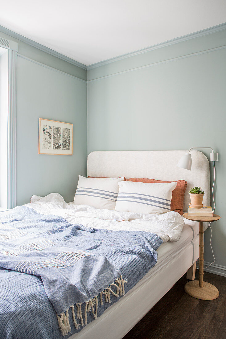 Graublaue Wände im Schlafzimmer mit schmalem Bett