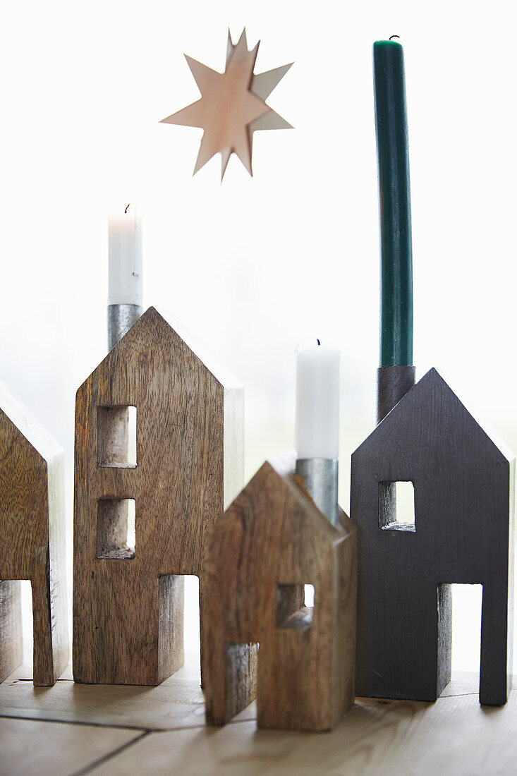 Holzhäuschen als Kerzenhalter zu Weihnachten
