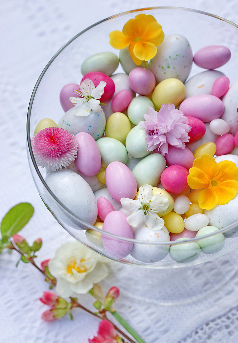 Glass bowl with Easter eggs and flowers