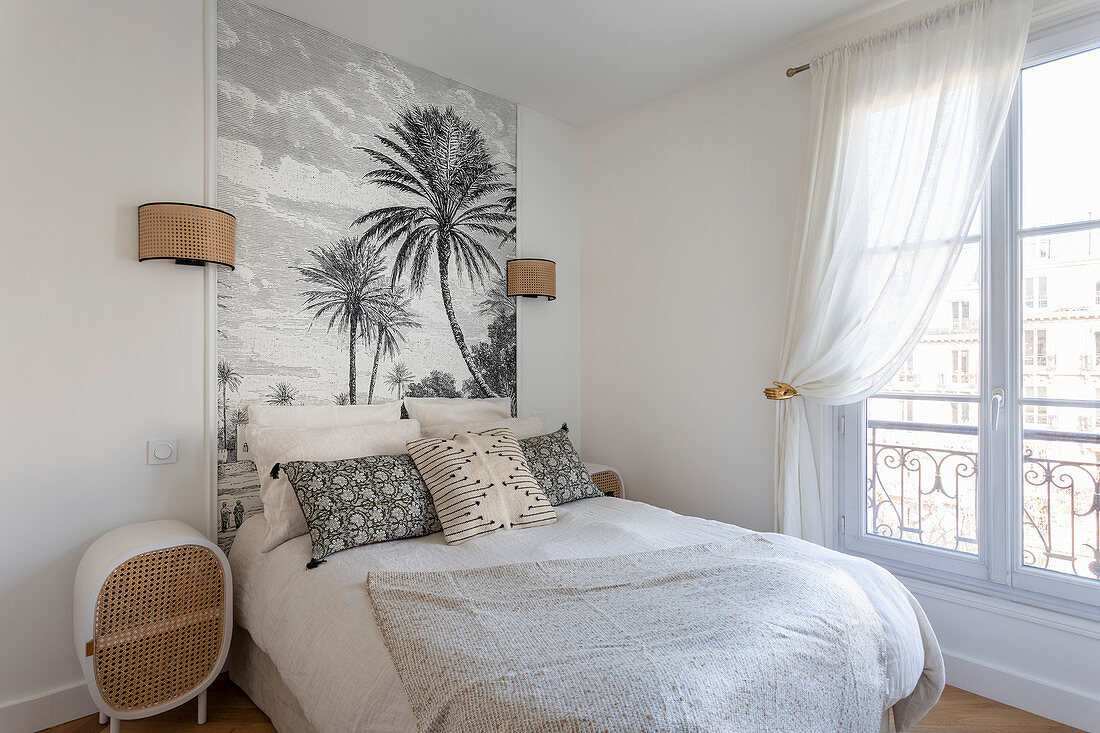 Tapete mit Palmenmotiv hinterm Bett im klassischen Schlafzimmer
