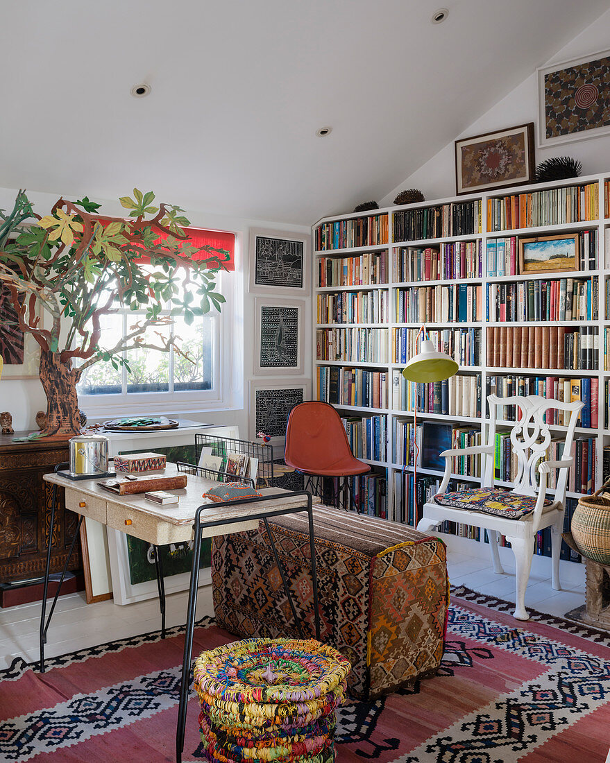 Stilmix und Ethnomuster im Wohnzimmer mit Bücherregal