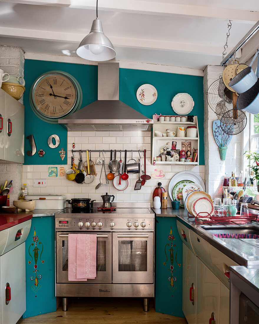 Kleine Küche mit Retromöbeln und Vintage-Deko