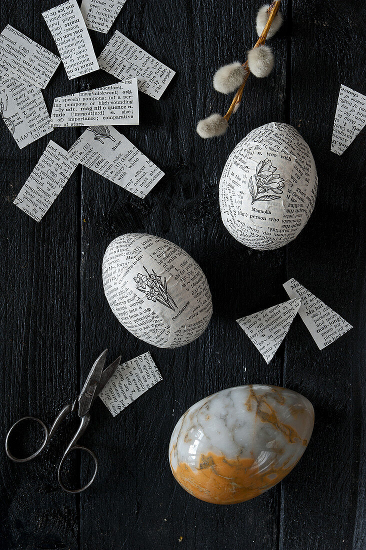 Ausgeblasene Eier mit Zeitungspapier beklebt und Marmorei