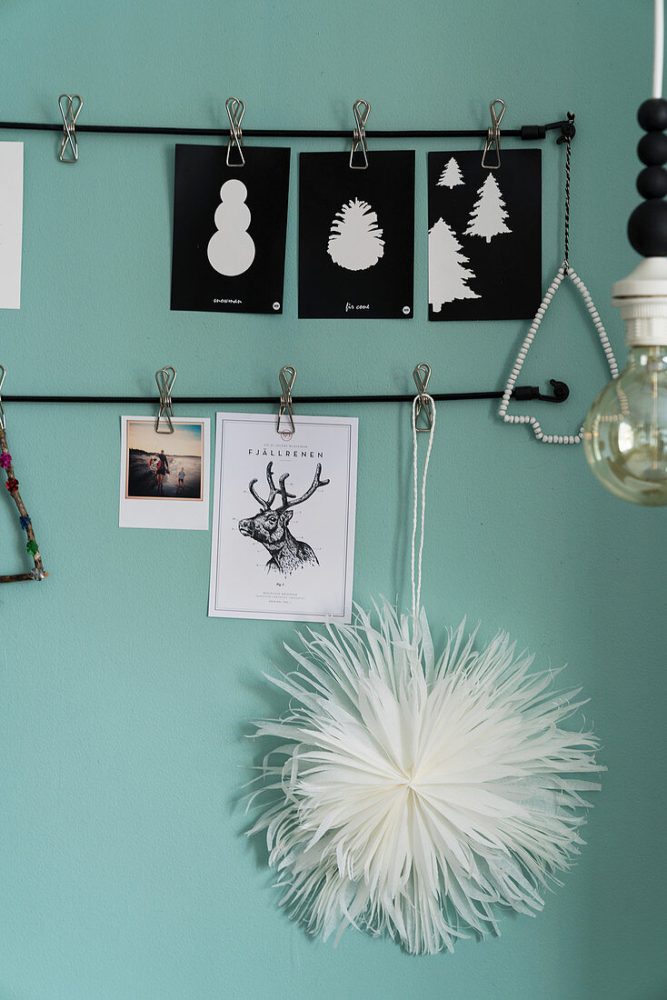 DIY-Weihnachtsdekoration in Schwarz-Weiß an blauer Wand