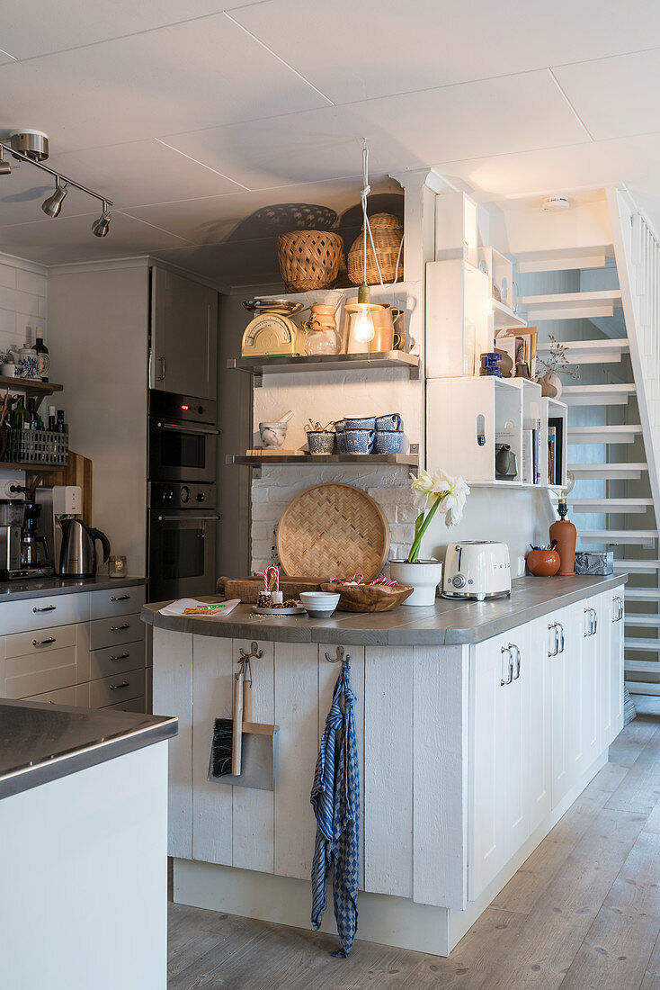 Kücheninsel als Raumteiler in offener Landhausküche in Weiß