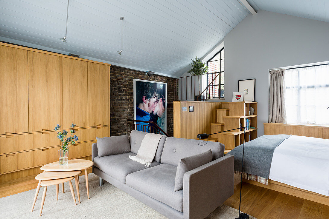 Moderner offener Wohnraum mit Einbauschrank und Treppenregal