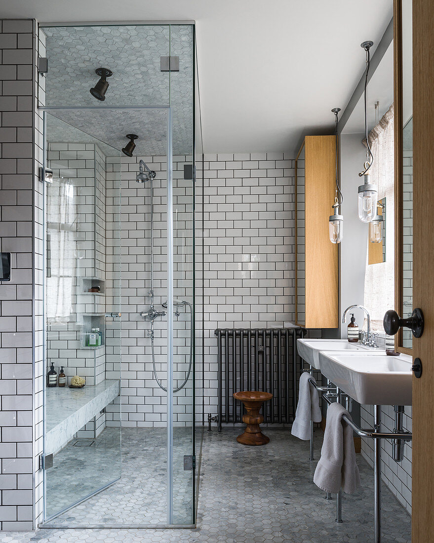 Modernes Bad mit Glaswand zur großen ebenerdigen Dusche
