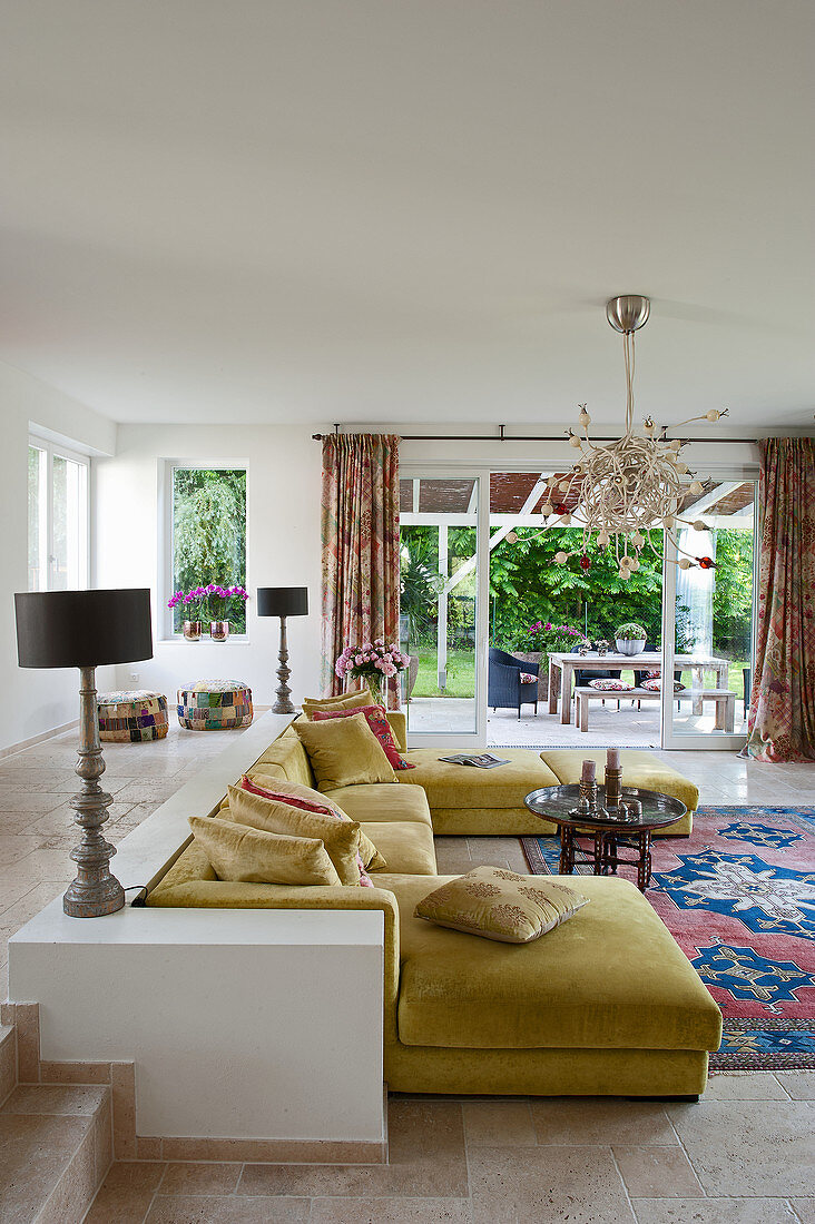 Gelbes Sofa im Wohnzimmer mit orientalischem Flair
