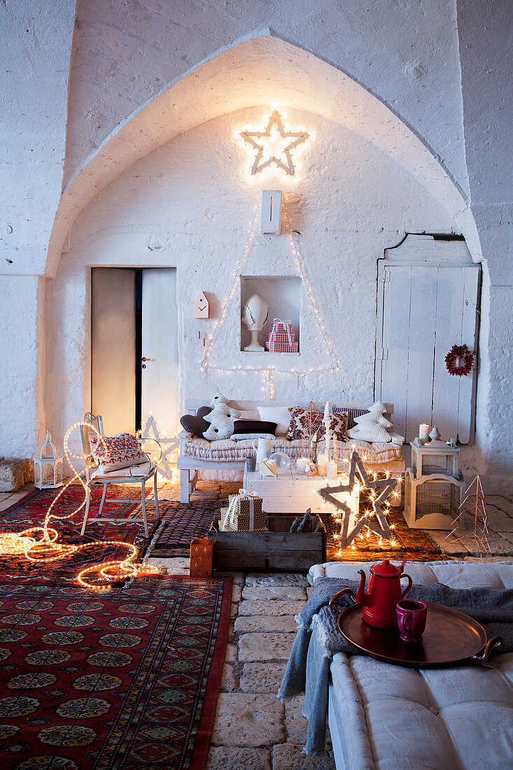 Weihnachtlich dekorierter Wohnraum in rustikalem italienischen Landhaus