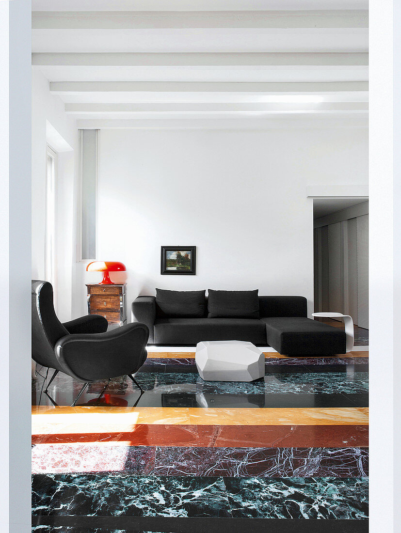 Blick in Designer-Wohnzimmer mit Marmorboden aus verschiedenfarbigen Streifen