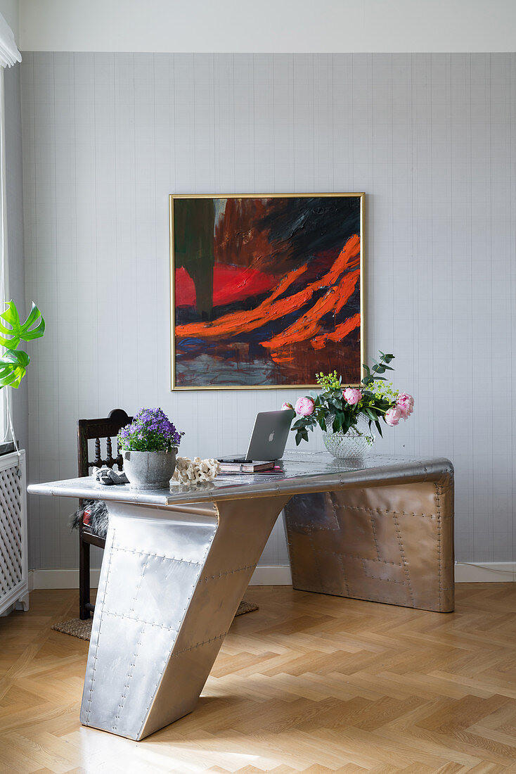 Moderner Schreibtisch aus Metall mit Blumen und abstraktem Gemälde