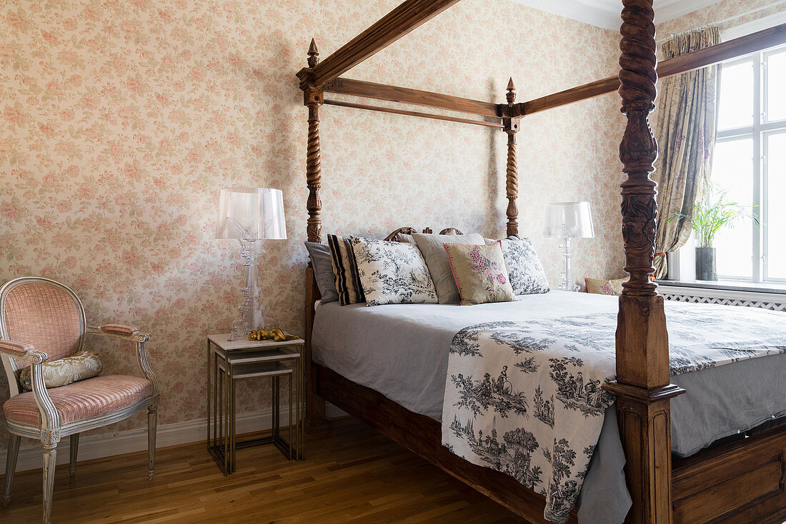 Himmelbett aus gedrechseltem Holz im klassischen Schlafzimmer